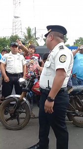 40K views · 808 reactions | PNC. DIÁLOGO CON MANIFESTANTES EN ALDEA LAS PALMAS COATEPEQUE PARA DAR PASO A VEHÍCULOS CON EMERGENCIA. Y QUE NO SE DE ACTOS DE VIOLENCIA. | Canal 3 Regional | Facebook