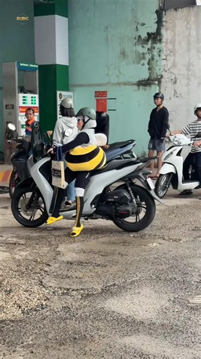 A one-and-a-half-meter-long SH scooter and the hilarious outcome.