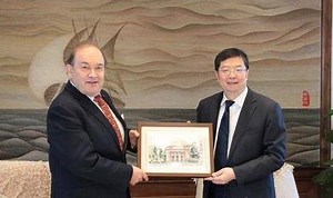 88K views · 330 reactions | Tsinghua University didn't do its homework. The president met a fake heir of the Rothschild family, only later to realize he and the school's been conned. Check the #ChinaMosaic and don’t be deceived this April Fool’s. #VideofromChina | Trending in China | Facebook