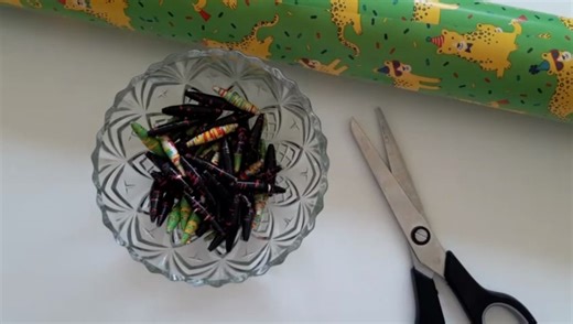 HOW TO MAKE PAPER BEADS FROM GIFT WRAPPING PAPERS