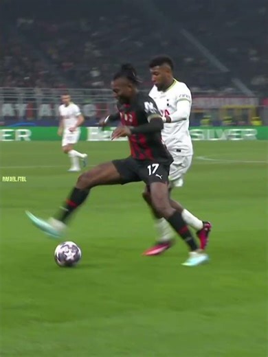 Leao one of the best skillers itw || #leão #acmilan #viral #football #edit