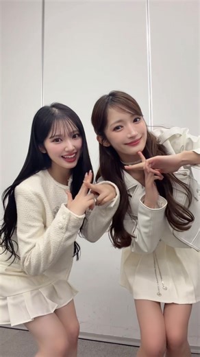 𝐆𝐢𝐫𝐥𝐬²(ガールズガールズ) | ⠀ ウィンターライブに向けての準備万端👍🏻✨💖 #Girls2 #snowflakes #小川桜花 #山口綺羅 #シルエット | Instagram