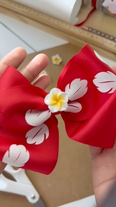 Who’s excited for the movie? Lilo inspired hair bow tutorial #hairbowtutorial #liston #bowdiy #bowtutorial #moño #hairbows #ribbon | Monica Crafts It All