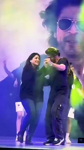 2.6M views · 10K reactions | #celebrities #shahrukhkhan #liveperformance #dunkimove | Abdul Releted Srk | Facebook