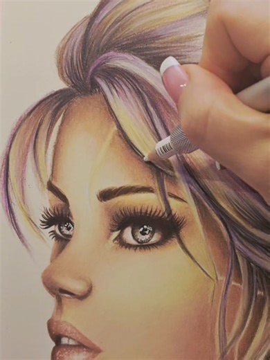 Coucou les ami(e)s 💜✨ Un petit extrait de la mise en couleur complète de Lila, réalisée aux crayons de couleur Polychromos 🌸 J’ai pris le temps de travailler les lumières sur la peau, puis d’ajouter quelques détails sur les fleurs à la fin avec les Languo Brush, pour faciliter la mise en couleur et apporter des touches de lumière ✨🖍️ La vidéo complète est disponible sur ma chaîne YouTube 🎥 Vous pouvez y suivre tout le processus, du début jusqu’aux derniers détails 💗 Très belle journée à vou