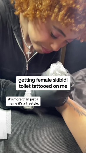 why my tattoo artist kinda look like ice spice lmaoo #skibiditoilet #icespice #tattoo