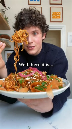 Vegan Bowls Recipes on Instagram: "What Do you Eat For Dinner? Here are Tofu Noodle Stir-Fry by @maxlamanna This is a simple, quick & easy dish that I like to whip up during the week. What I like most about this dish is that the noodles, tofu and sauce always stays the same, but I can always add different veg depending on what I have in the fridge. 🍜What’s your favourite go-to weekday meal? 🍽Serves 2-4 Prep time 5-10 minutes ⏰ Cook time 15 minutes 450g firm tofu, cubed (replace tofu with chick