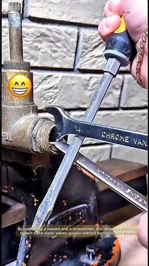 Smart trick to loosen a water pipe without a big wrench