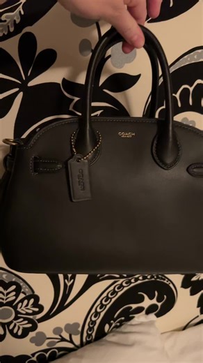 You can never own too many black bags?!! 🖤 especially from @Coach (this bag also comes with a crossbody strap & is the size 26) ✨ #coachhandbags #coach #coachempirecarryall #fyp #botd