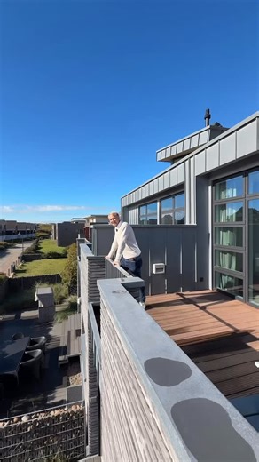 Moderne Architektur trifft Nordseeluft. Dieses hochwertige Haus im Strandweg von Hörnum bietet auf drei Vollgeschossen zeitloses Design, großzügige Terrassen- und Balkonflächen sowie eine eingeführte Ferienvermietung in bester Strandlage. Hochwertiges Inventar, klare Linien – ein Haus, das Urlaub und Wertanlage vereint. 📍 Hörnum | 🌊 Strandnähe | 🛏️ 3 Vollgeschosse | 💼 Ferienvermietung etabliert #Sylt #Hörnum #ImmobilienSylt #FerienhausSylt #OltmannundBengsch #Strandhaus #Luxusimmobilie #Nord