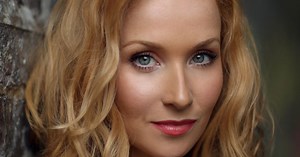 Amy Beth Hayes - Amy Beth Hayes is a British actress and voiceover artist, best known for her role as Kitty in ITV's Mr Selfridge, and roles in 'Bridgerton', 'Flack', 'Sirens' and 'Secret Diary of a Call Girl'. - Voiceover Agency London - Anthea Represents