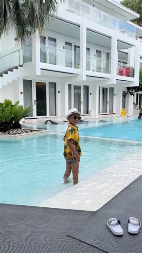 Allow your little tykes to relish the enchanting days at Astoria Boracay by taking them on a refreshing dip in our pristine pool. Remember to dress your kids with a cool beach outfit! 😎 | Astoria Boracay