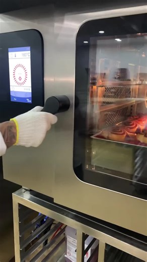 ✨✨✨ 22 Sept 2022 : Masterclass exceptionnelle avec @johanmartinofficial !!! ✨✨✨ Vivez une matinée incroyable avec un des plus grands experts au monde de la viennoiserie ! Il parcourt la planète et forme les chefs et cheffes aux arts de la pâtisserie et viennoiserie françaises. En exclusivité avec Fou de Pâtisserie, passez une matinée entière avec lui au sein des ateliers de Chefsquare fr à Paris. De 9h à 13h : petit-déjeuner dégustation en toute intimité avec le chef Johan Martin, Masterclass sp