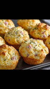 🧁 Hartige Ham-, Kaas- & Maaskaasmuffins 🧀🥓 📝 Beskrywing Hierdie hartige muffins is lekker donsig aan die binnekant met ’n liggies bros bokant. Die maaskaas hou dit klam, terwyl die ham en kaas ’n ryk, trooskos-geur gee 😍 Perfek vir ontbyt op pad, middagpeuselhappies of partytjieborde. 🛒 Bestanddele • 1 koppie koekmeel • 1 teelepel bakpoeier • ½ teelepel sout • ¼ teelepel paprika 🌶️ • 2 eiers 🥚 • ½ koppie maaskaas • ¼ koppie melk 🥛 • ¼ koppie gesmelte botter 🧈 • ½ koppie gekapte ham 🥓 