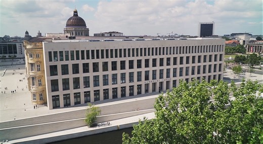 [English below] Weltkunst und Wissenschaft, Virtuelles und Museales, Zeitgenössisches und Stadtgeschichte sowie Restaurants, Bars und Shops – das Humboldt Forum bietet ein vielfältiges Programm in der Mitte Berlins. Hinter barocken Fassaden und in einer modernen Architektur wird ausgestellt und diskutiert, gefeiert und gesungen, zugehört und entspannt. Hier bringen sich Kreative und Künstler*innen, Forscher*innen und internationale Communities sowie Besucher*innen ein. Ermöglicht wird dieses Ang