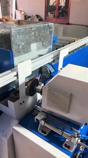 Sand along the edges and corners of the chassis. #machine #grinding #factory #stickwelding