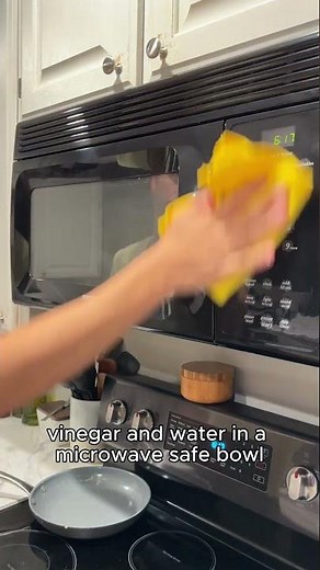 How to Clean Your Microwave in 5 Minutes with Just Vinegar!