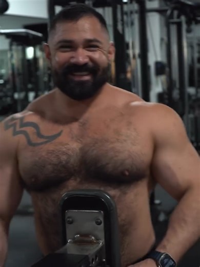 beefymuscle.com👍 Bearbuilder! beefymuscle.com admires beefy massive bulky #muscle #musclehunk #musclebear #bodybuilder #powerlifter lifter beefymuscle musclechub pecs biceps workout fitness gym bodybuilding motivation 肉壮 肌肉 壮熊 健身