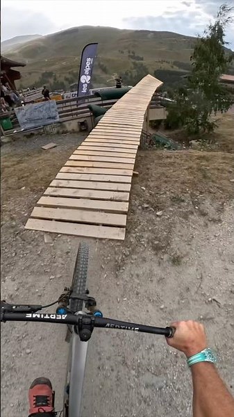 CRAZY URBAN DOWNHILL MTB TRACK! 🤯👀