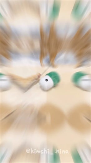 泡老弟與娜娜椪藤日記🩵🩵 on Instagram: "#泡哥妮寶開箱 #營養研究室 #好物分享 🧪營養研究室｜舔食墊 & 2合1漏食慢食杯讓吃飯、放電、紓壓，一次搞定！ 你知道泡哥平常吃飯 3 秒解決、吃太快還會邊走邊嗷嗷叫的那種吧？😹 👅 一口一口慢慢舔 🫶 吃太快容易吐？泡哥：沒有這回事了。 慢慢舔＝慢慢吃，泡哥的肚肚真的舒服多。 😌 情緒也穩定下來 🍯【舔食墊】 ▶ 不是一般舔食墊，是「情緒管理小幫手」 ✨ 五種不同紋路分區設計 每一格都有不同深度＆阻力，讓毛孩越舔越有成就感，吃慢不無聊、舔久不生氣。 ✨ 吸力升級強化 背面多點吸盤 → 貼牆洗澡也不滑； 地板吸住 → 不會邊舔邊滑出去當冰壺。 ✨ 「貓狗都能用」的溫柔材質 食品級矽膠、軟硬度恰好，挑嘴貓會喜歡、暴衝狗舔不壞。 ✨ 冷凍 OK｜做凍齡小零食 爸媽可以把肉泥、化毛膏、優格、配方凍起來，變成「冰舔舔」＝夏天消暑神器！ ✨ 情緒穩定效果明顯 非常適合：洗澡、吹毛、剪指甲、外出前分心用，讓毛孩從「我不要！」變成「先讓我舔完再說😌」 🥣【2 合 1 漏食慢食杯｜更多特色補齊】 ▶ 玩具＋慢食器＝挑嘴救星