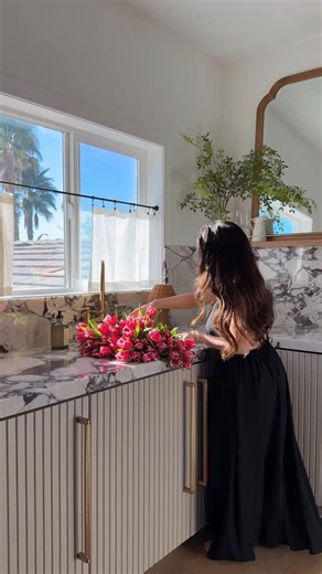 Jill Higginson on Instagram: "Floral therapy🌷🌷🌷 *Linked similar faux tulips Comment SHOP below to receive a DM with the link to this post on my LTK ⬇ https://liketk.it/5Pgtn #ltkmomlife #ltkhome #ltkvalentine"