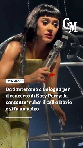 Un incontro da favola, di quelli che sembrano accadere solo nei film. Per Dario Lozitiello, 28 anni di Santeramo in Colle, la magia è diventata realtà lo scorso 2 novembre al concerto di Katy Perry a Bologna. Nel bel mezzo del brano Last Friday Night, la pop star ha preso uno smartphone a caso tra quelli sollevati dal pubblico. Quello che ha scelto era proprio quello del giovane pugliese. «Non ci credo ancora, è stato come vivere in un sogno» commenta sui social il 28enne nei commenti al video c