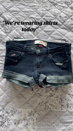 Styling Denim Skirts for a Y2K Vibe