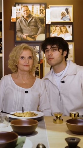 IKEA Türkiye on Instagram: "@emirelidemir ve annesi Yücel Öziçer’i mutfağımızda ağırladık. İyi ki de ağırladık! Muftağımızı Emir Elidemir'in maharetli ellerine bırakınca, ortaya nefis bir İsveç köfteli makarna tarifi çıktı. Emir Elidemir tarifi hazırlarken birbirinden pratik IKEA mutfak çözümlerini de deneyimledi. Tarifi beğenenler ve denemek isteyenler için tüm detaylar: Malzemeler (6 kişilik) 1000 g KÖTTBULLAR dondurulmuş İsveç dana köfte 1 paket BLA BAND İsveç köfte sosu 150 g yassı spagetti