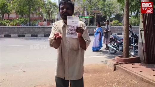 బిచ్చగాడి చేతిలో స్కానర్రాజన్న సిరిసిల్ల పట్టణ కేంద్రంలోని గాంధీ చౌక్ సమీపంలో క్యూఆర్ కోడ్ స్కానర్‌ను చేతిలో పట్టుకుని అడుక్కుంటున్న ఓ బిచ్చగాడుచిల్లర లేకపోతే క్యూఆర్ కోడ్ స్కాన్ చేసి డబ్బులు పంపాలని వేడుకుంటున్న విచిత్ర ఘటన A beggar asks to scan a QR code and send money near Gandhi Chowk in the town center of Rajanna Sircilla