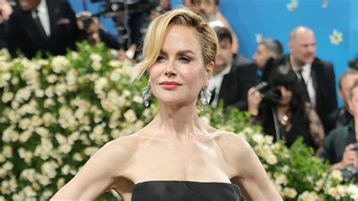 Nicole Kidman stuns at the #MetGala 2025, debuting a shorter chic hairstyle. bit.ly/4k4Q8Bw | E! News