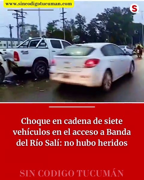 🔴 Un choque en cadena que involucró a siete vehículos ocurrió este lunes alrededor de las 19 en la Ruta Provincial 302, a la altura de la estación de servicio Refinor, en el acceso a Banda del Río Salí. Según las primeras informaciones, el siniestro se inició cuando un colectivo habría realizado una maniobra que obligó a una motocicleta de la Policía a frenar bruscamente, provocando la caída de los efectivos. Los vehículos que circulaban detrás también detuvieron su marcha de manera repentina, 