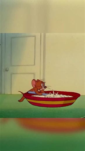 funny edits 📌 on Instagram: "2001年に公開された映画『ビューティフル・マインド』は、単なる天才数学者の伝記映画ではありません。内なる混乱と幻覚の中で、愛と信頼によって自分を取り戻していく人間の深い旅を描いた作品です。複雑な数式のシーンよりも、ジョン・ナッシュが自分の影と闘う瞬間の方が強く心に残ります。特に、現実と幻の間で揺れ動きながらも、妻アリシアへの愛を最後まで手放さない姿は、胸が締め付けられるほど切ない。 この映画の感情を完成させるのは、静かなピアノの旋律と穏やかなBGMです。最初は気づかないほどそっと忍び寄り、いつの間にか観客をナッシュの感情の世界に完全に引き込んでしまいます。後半、妻が彼の手を握るシーンでは、音楽と映像が重なり合い、自然と涙がこみ上げてくる魔法のような瞬間が生まれます。あのシーンを思い出すだけで「なぜか胸が痛む」と言う人が多いのも当然です。 この映画が数々の賞を総なめにしたのは、ただの人気ではなく、私たち一人ひとりに「見えない戦い」があるということを静かに教えてくれるから。時間が経ってまた観ると、静かな夜に長い悩みを優しく整理し