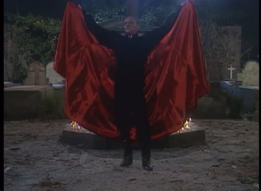 Novelas Que Vivem on Instagram: "Vamp (1991/92) 🎥📺 - Em uma das cenas mais icônicas da nova, Vlad ressuscita um exército de zumbis no cemitério de Armação dos Anjos. Em cena o saudoso @antonioneylatorraca."