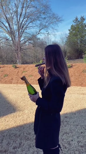 #cigarslovers #cigarsmoker #cigargirl #cigarwoman #cigarnation #cigarsociety