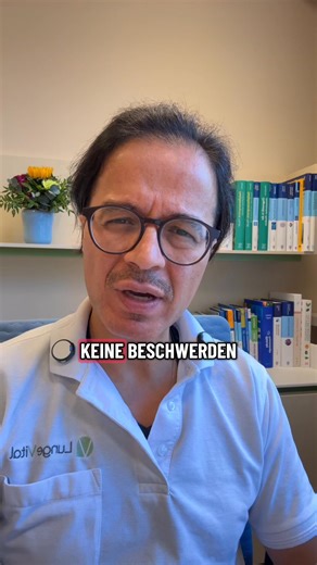 Asthma entsteht nicht einfach so – es ist das Ergebnis, wenn eine überempfindliche Lunge auf ihre Auslöser trifft. Staub, Kälte, Atemwegsinfekte, Pollen – und schon geht’s los mit Husten, Schleim und Atemnot. Wer das versteht, kann gezielt handeln. 💨 #Lungenfacharzt #Hamburg #Asthma #Husten #Atemnot | LungeVital