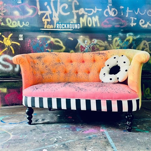 Here’s a quick rundown of the fabric softener fabric painting technique. This is just another technique you can use to paint fabric and it comes out a little softer. I don’t use this technique if I’m applying transfers or painting a solid design onto the fabric. I do use it for blending or solid color looks like this one. Most all chalk and clay bases paints work for this process. I used Daydream Apothecary paint for this specific project. Here are the steps: 🧼 Clean your fabric by vacuuming al