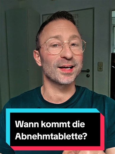 💊 Wegovy® bald als Tablette? Semaglutid ist bislang vor allem als Injektion bekannt. Nun steht eine orale Variante zum Gewichtsmanagement vor der Einführung in Deutschland. In diesem Video geht es um die geplante Verfügbarkeit, Dosierungen, Einnahme und mögliche Nebenwirkungen. ⚠️ Wichtiger Hinweis: Wegovy® ist verschreibungspflichtig. Diese Informationen dienen ausschließlich der sachlichen Information und stellen keine individuelle Therapieempfehlung oder Aufforderung zur Anwendung dar. Die A