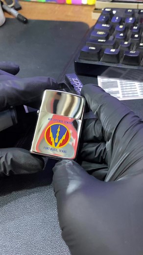 Zippo La Mã 1991 – Air Defense Center Fort Bliss – Zippo trong tình trạng mới chưa sử dụng – Nguyên hộp – Sản xuất năm 1991 – Ruột trùng – Chất liệu đồng mạ chrome – Họa tiết ăn mòn Quân đội Hoa Kỳ – Giá trị sưu tầm và làm quà tặng | Bật Lửa RIO - Bật Lửa Phụ Kiện Chính Hãng