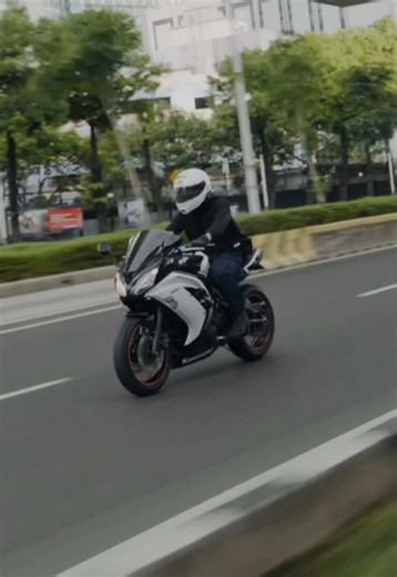 Rolling on a Ninja 650 with Shoei Helmet