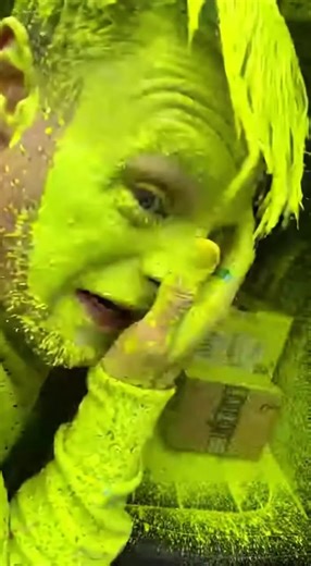 A porch pirate steals two Amazon packages and carries them to his car. The moment he drops both boxes inside, they simultaneously explode with bright yellow ink, covering him and the interior. | Familia GD