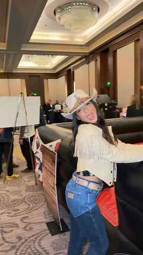 Save a horse 🐴 ride a mechanical bull baby!! #rodeo #nashville #mechanicalbull #country #countrygirl #western | Christina Milian