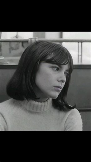 Ⓢⓘⓝ🌙 Ⓒⓘⓣⓨ on Instagram‎: "• قطعه ی (Ola Se Thimizoun) یکی از مشهورترین ترانه های "هاریس الکسیو" خواننده ی بزرگ و مشهور یونانی ست. ترانه ای که از طرف "منولیس راسولیس" شاعر و ترانه نویس پرآوازه یونان که از دوستان صمیمی هاریس بود به او تقدیم شد و آهنگساز آن هم "مانوس لویزوس" معروف است. در سال ۱۹۸۴، پنج سال پس از انتشار این آهنگ توسط هاریس الکسیو، گروه ترکی "Yeni Türkü" نسخه ای از این ترانه رو به اسم "Olmasa Mektubun" که توسط "مورات هان - مونگان" نوشته شده بود ضبط کرد. این قطعه در ترکیه هم به شهرت