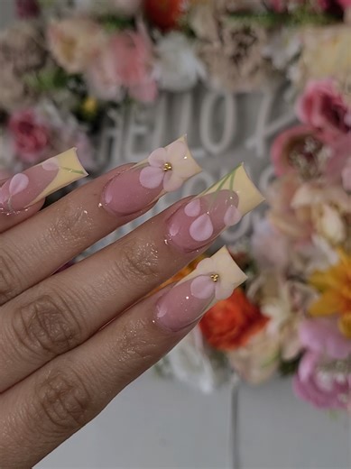Get Your Stunning Spring Flower Nails Today!