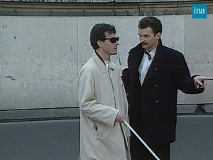 😂 "Je ne suis pas aveugle quand même !" 😂 En caméra cachée, Laurent Baffie joue le rôle d’un aveugle dans cette caméra cachée. Installé à la sortie du métro Palais Royal, Baffie interpelle les passants et drague les filles. > Double Jeu | Antenne 2 | 28/03/1992 #INA #Arditube #Ardisson #laurentbaffie | INA Arditube
