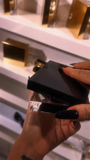 LuxuryG© on Instagram: "The more you watch the more satisfying it become 😫😫😫😫😫Alien kiss by LuxuryglitterAlbania.com"