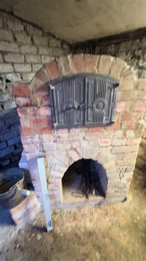 Bereits vor über 5 Jahren begann ich mit dem Bau dieses Lehmbackofens. Damals goss ich die Bodenplatte, darauf wurde der Sockel aus Abrissziegeln gemauert u drauf kam ein kleiner Ringanker u Trägerplatte wurde gegossen. Dann folgte meine kreative Schaffenspause 🙄 u alles wurde zuge(müllt)stellt u der Ofen geriet in Vergessenheit. Nun hab ich mich endlich aufgerafft u bin am Weiterbauen, Gesten entstanden links u rechts der Backofentür, die Säulen, heute der Bogen u die erste Schicht Schamott au