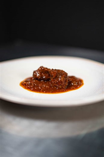 Kein Original, aber voller Charakter: zartes Rindfleisch, würzige Aromen. 😋 Einfach vorbereitet und allerbesten nochmal Aufgewärmt! ❤️ Ps. Wer braucht das Salzstangerl Rezept? ——— Zutaten: -1,5 kg Rindsschulter -1,5 kg Zwiebeln -50 g Butterschmalz -3 Knoblauchzehen -2 EL Tomatenmark -ca. 500 g passierte Tomaten -250 g Ajvar (je nach gewünschter Schärfe) -0,75 l Rotwein -Rindssuppe zum Aufgießen (optional Gemüsesuppe) -Dijon Senf (optional) Gewürze: -1 EL Salz -1 EL schwarzer Pfeffer -1 EL Papri