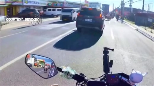 WATCH | 40-footer container van que ya cay desde trailer truck depues man sangit na cable na Guiwan Highway este Martes tarde, ya puede captura el un netizen. Video Courtesy: Benzkey ------------------------------- Don't forget to LIKE and FOLLOW Emedia Mo for more LATEST UPDATES. #Emediamo #Solid #ZamboangaNews #ZamboangaCity | Emedia Mo FM