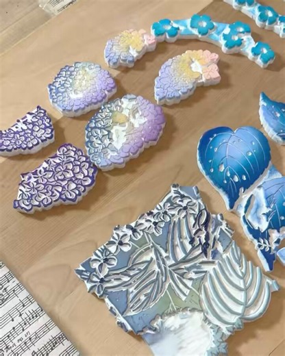 ポン、ポン、ポン…気付けば紫陽花が満開💠先日の東京都美術館でのデモンストレーションでご覧いただいた作品です。季節に合わせて紫陽花にしてみました。 たくさんご質問いただき、とても楽しい時間でした✨😊🌈#消しゴムはんこ #板院展