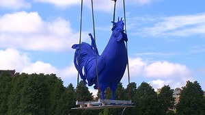 Big, blue rooster lands in Minneapolis Sculpture Garden